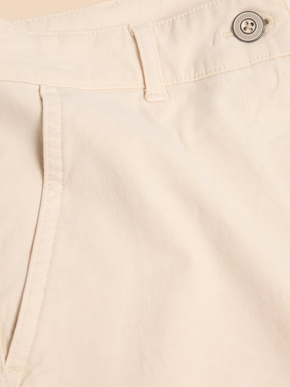 TABBIE CHINO SHORT in LGT NAT - FLAT DETAIL