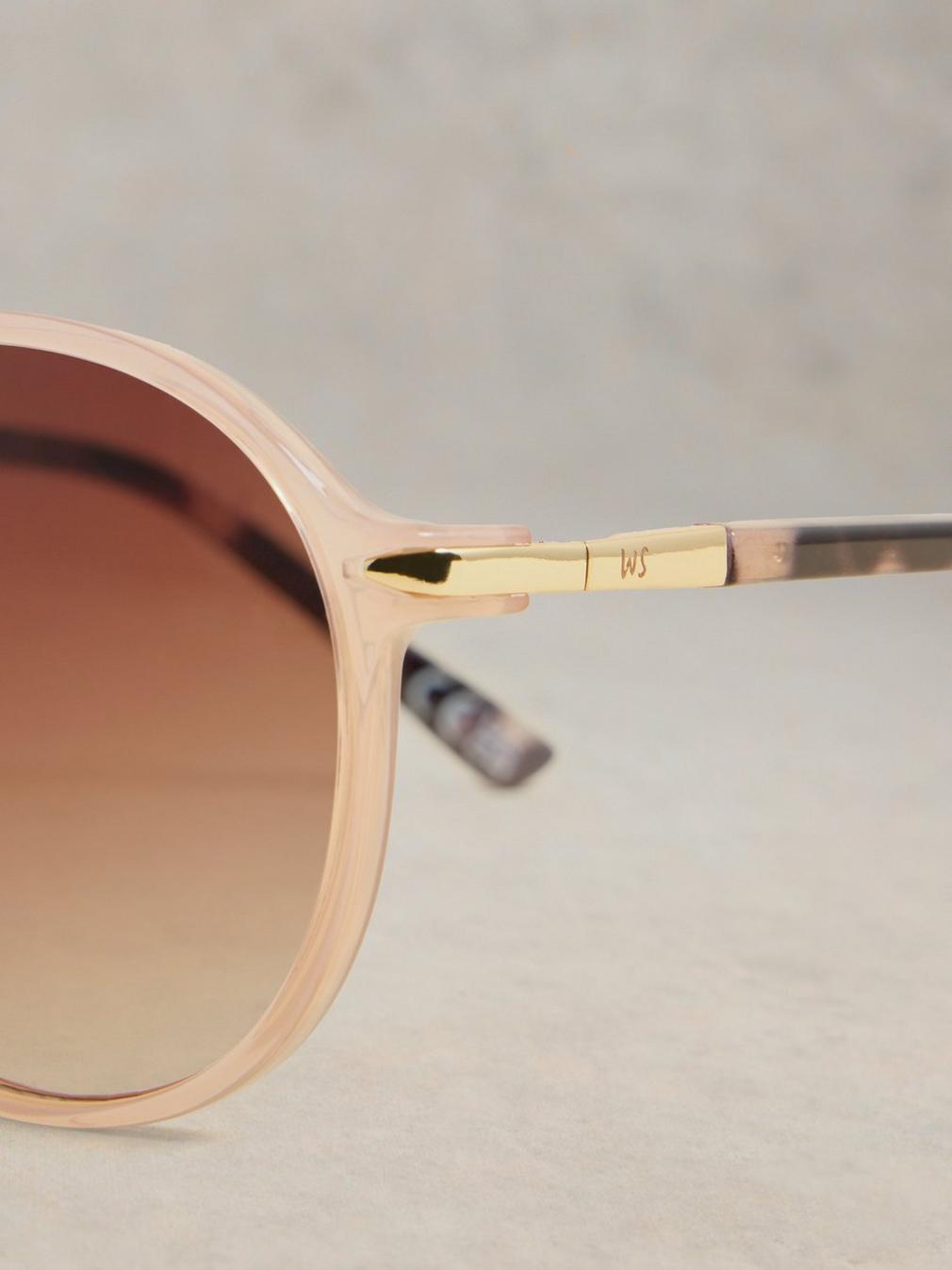 Ali Preppy Round Sunglasses in NAT MLT - FLAT DETAIL