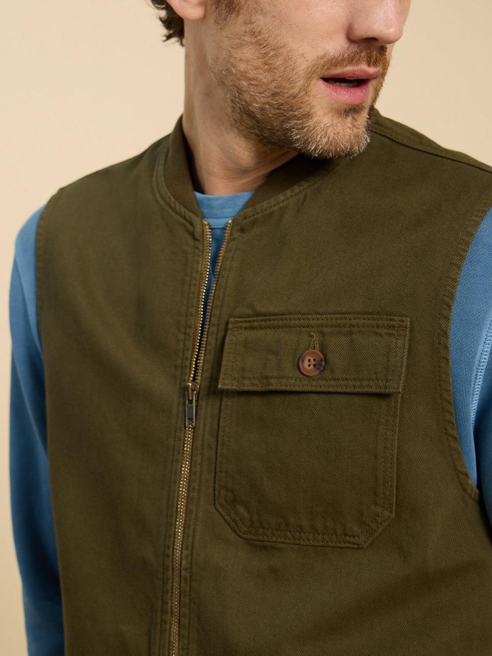 McCarthy Gilet in KHAKI GRN - MODEL DETAIL