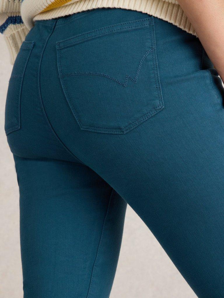 Janey Cotton Mid Rise Jegging in DK TEAL - MODEL DETAIL