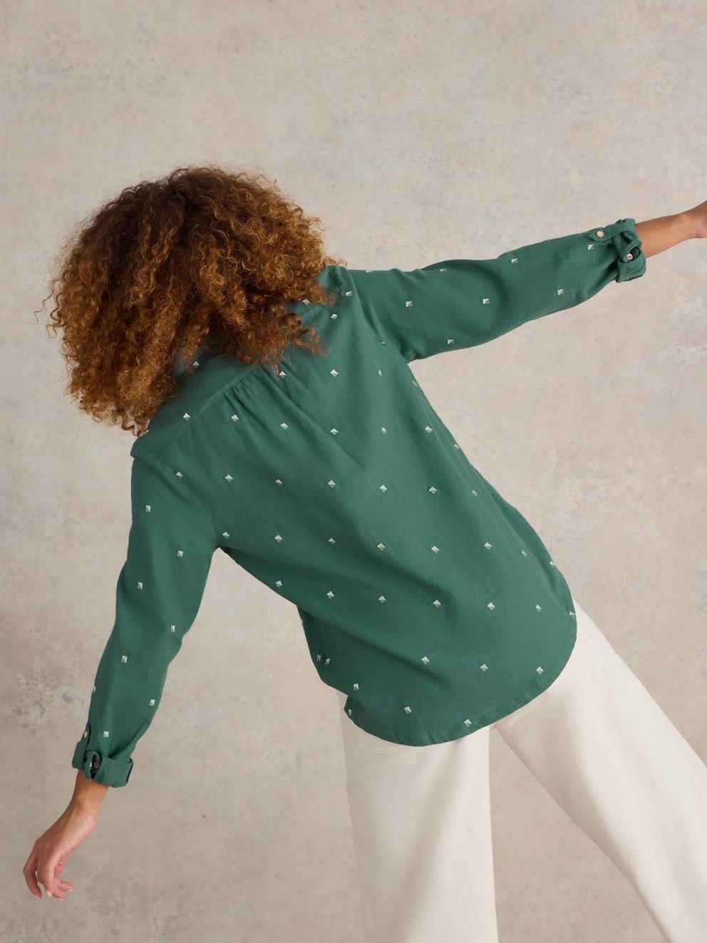 Sophie Organic Shirt in GREEN MLT - MODEL BACK