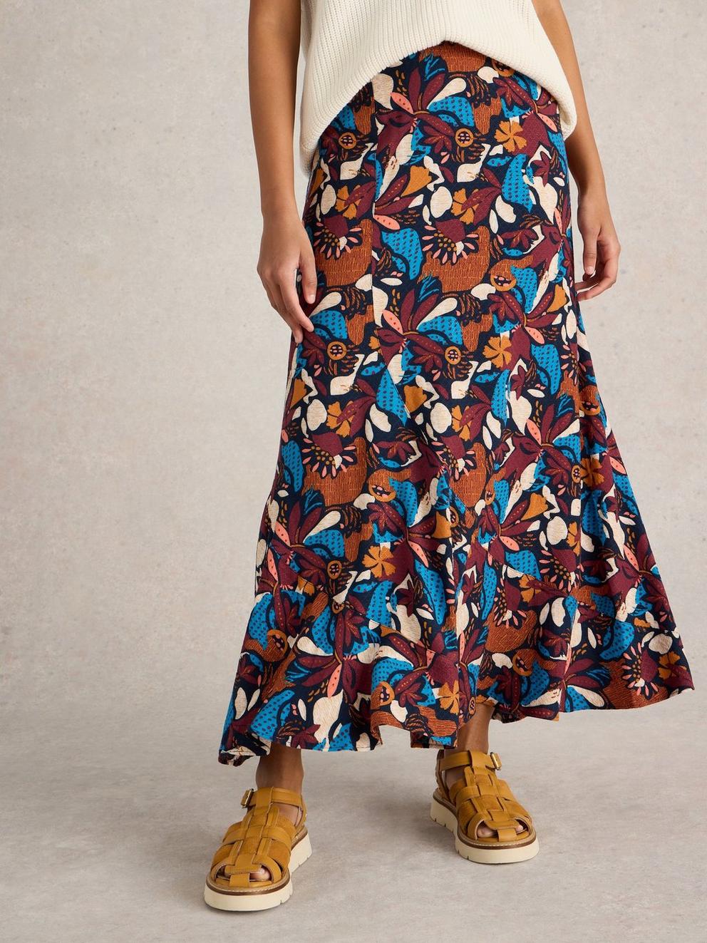 Sara Skirt Maxi in NAVY PR - MODEL DETAIL