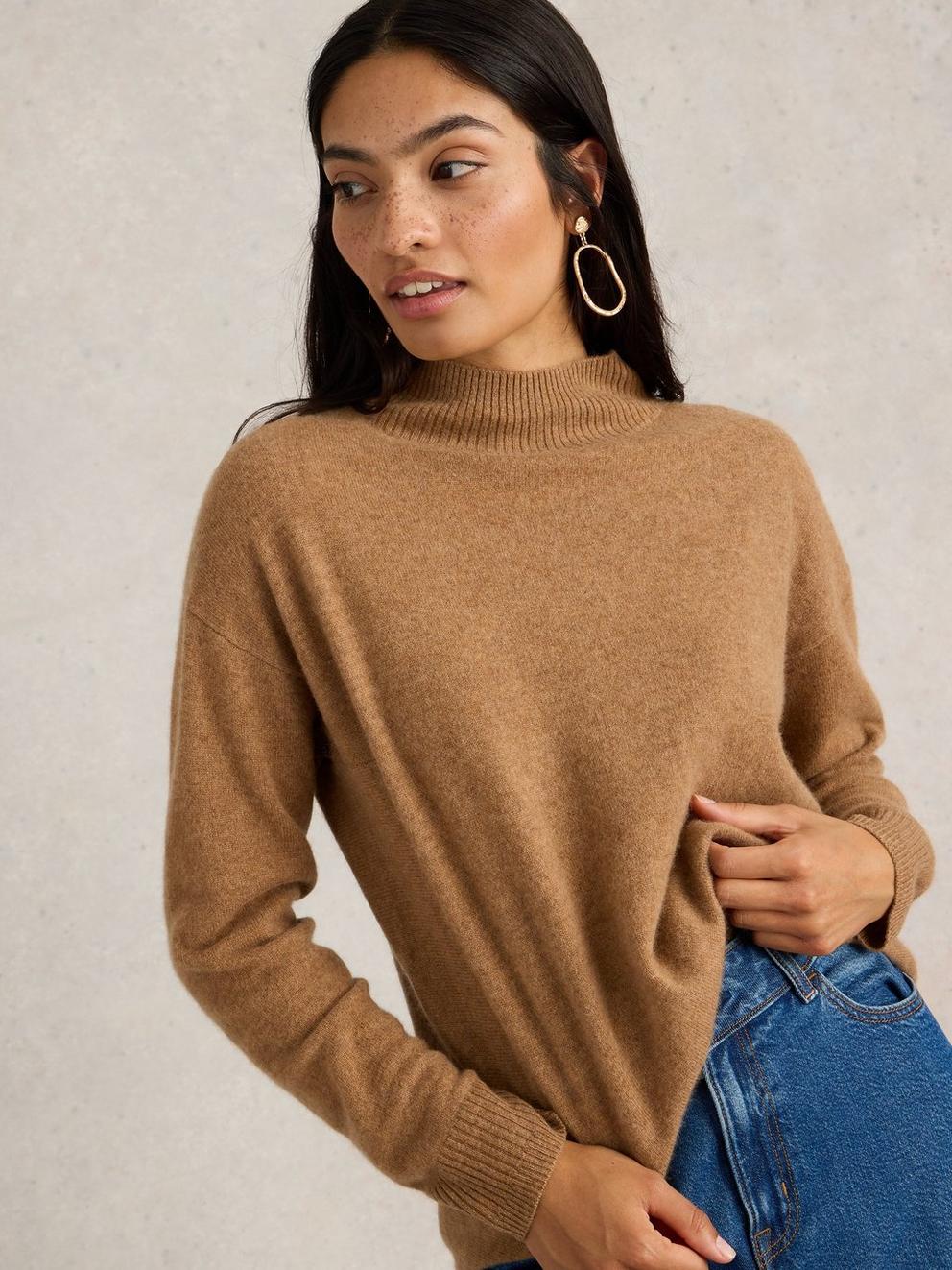 HOLLY CASHMERE JUMPER in MID BROWN - LIFESTYLE