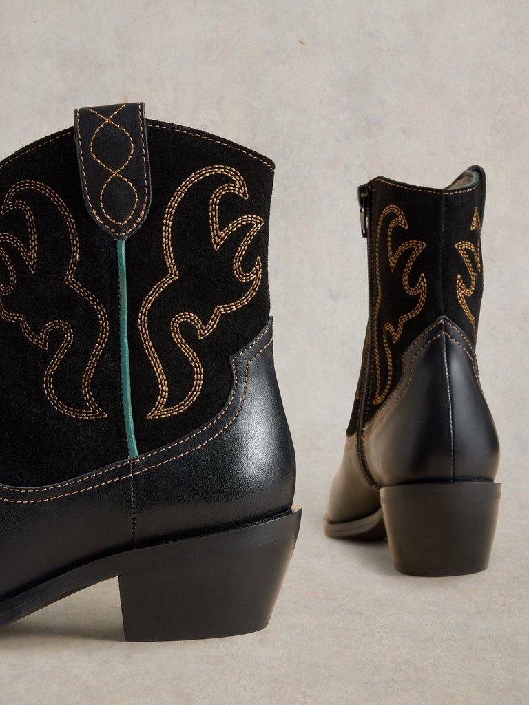 Beau Western Boot in PURE BLK - FLAT DETAIL