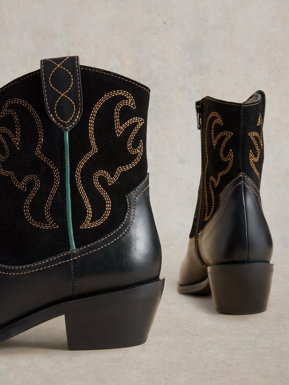 Beau Western Boot in PURE BLK - FLAT DETAIL