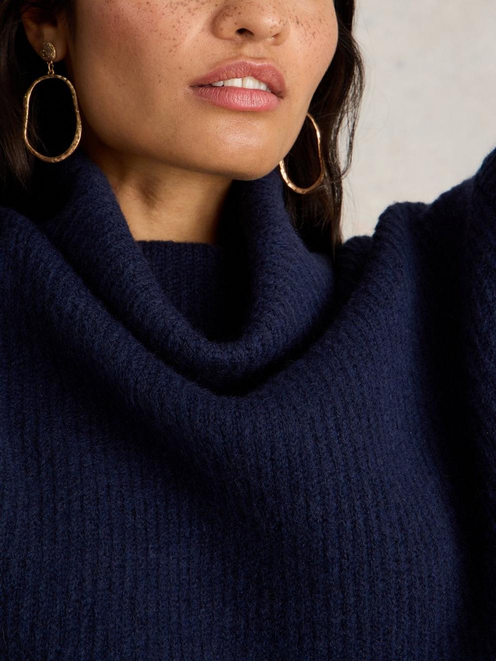 LOVELY RIBBED JUMPER in FR NAVY - MODEL DETAIL