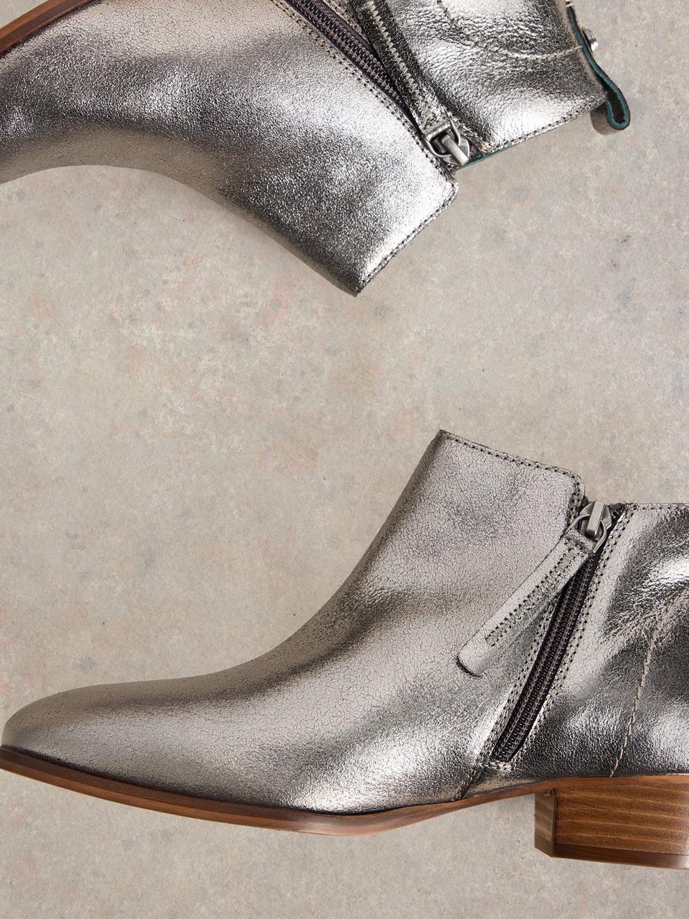 Willow Leather Ankle Boot in PEWTER MET - FLAT DETAIL