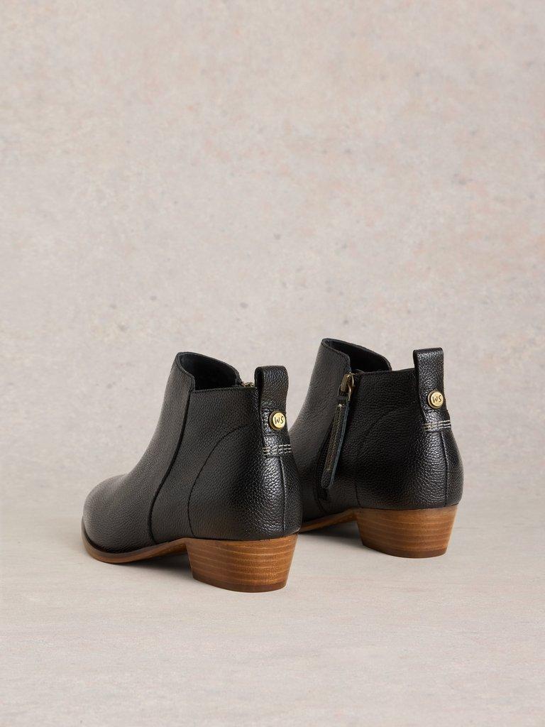 Willow Leather Ankle Boot in PURE BLK - FLAT BACK