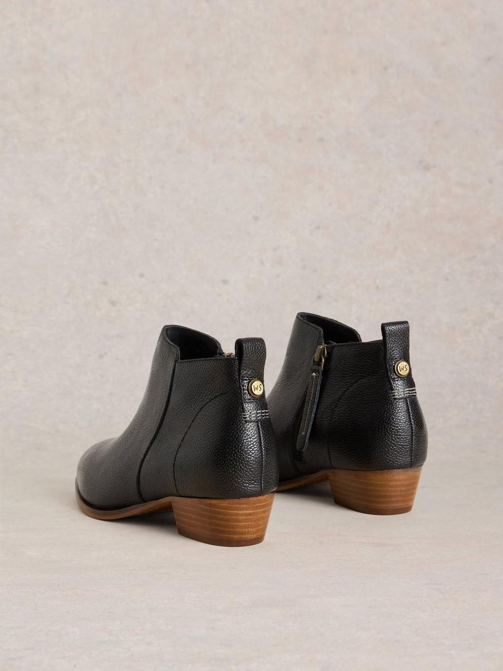 Willow Leather Ankle Boot in PURE BLK - FLAT BACK