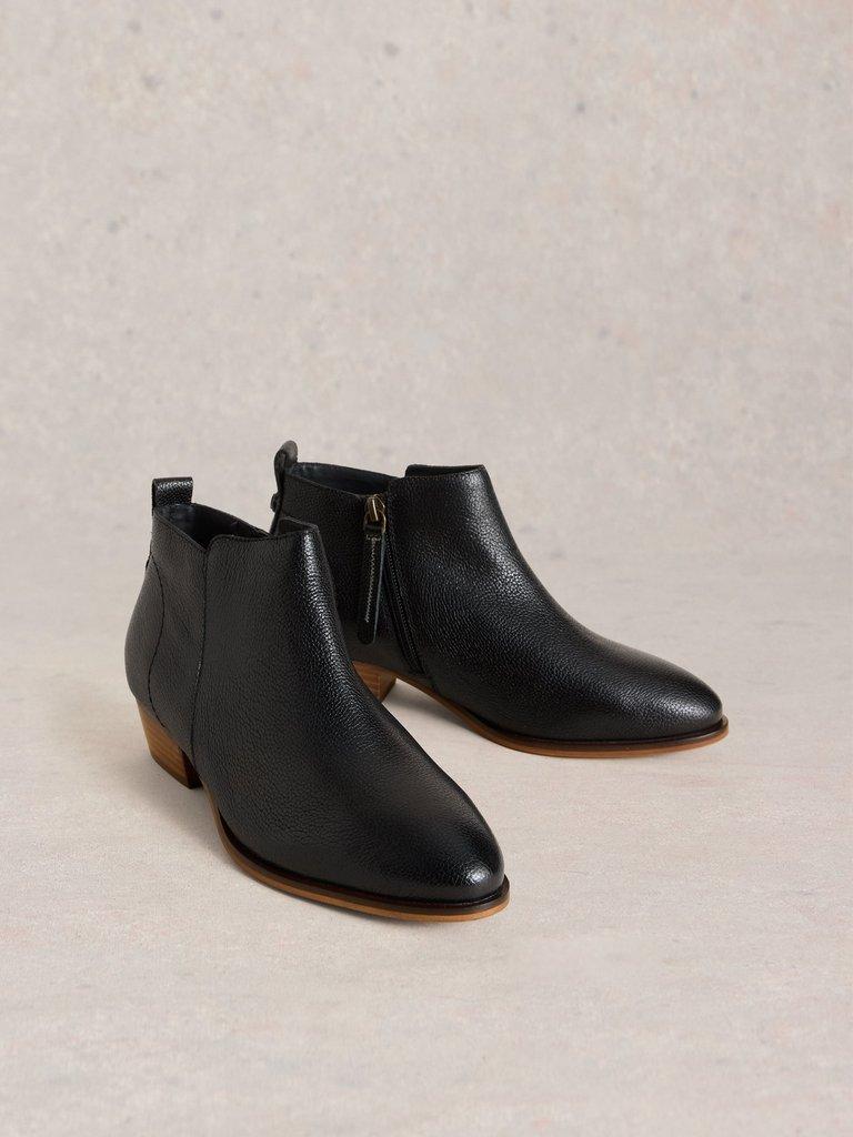 Willow Leather Ankle Boot in PURE BLK - FLAT FRONT