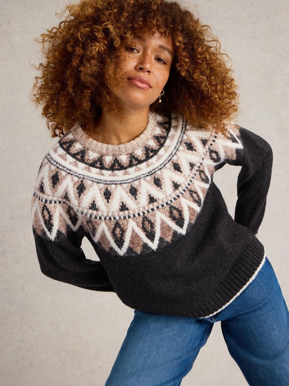 MONO FAIRISLE WOOL JUMPER in BLK MLT - MODEL DETAIL