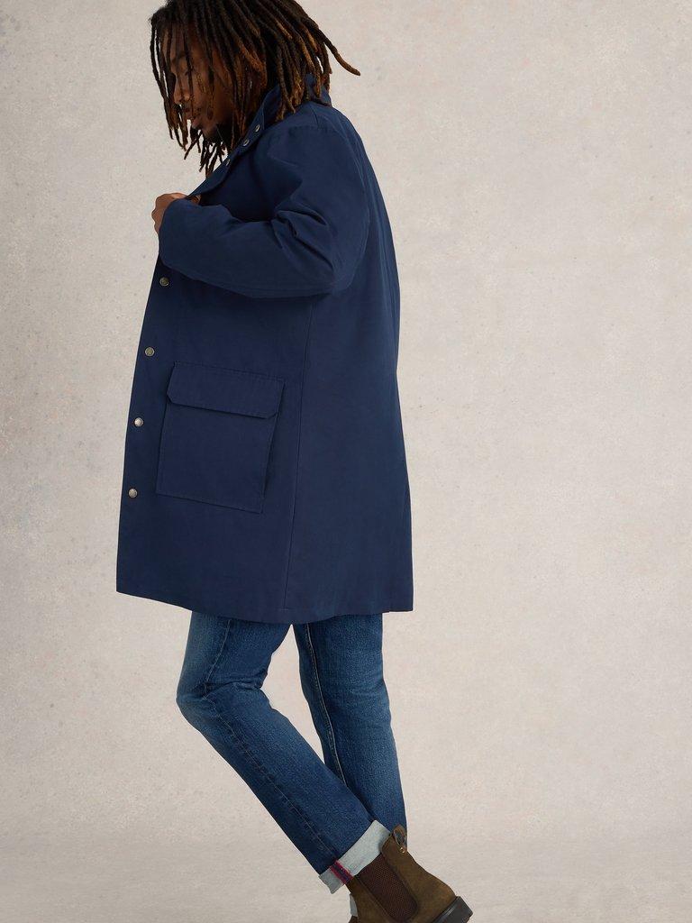 Commuter Mac in DARK NAVY - MODEL BACK