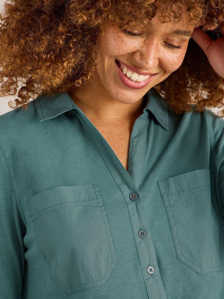 MISSY LONGLINE MIX SHIRT in DUS GREEN - MODEL DETAIL