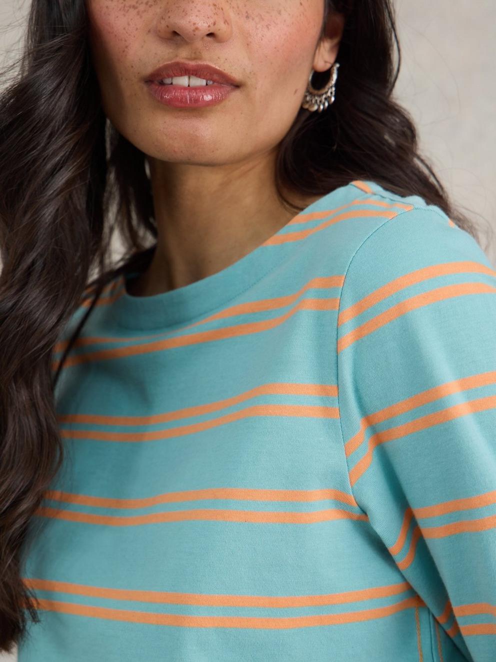 SYDNEY BOAT NECK  in BLUE MLT - MODEL DETAIL