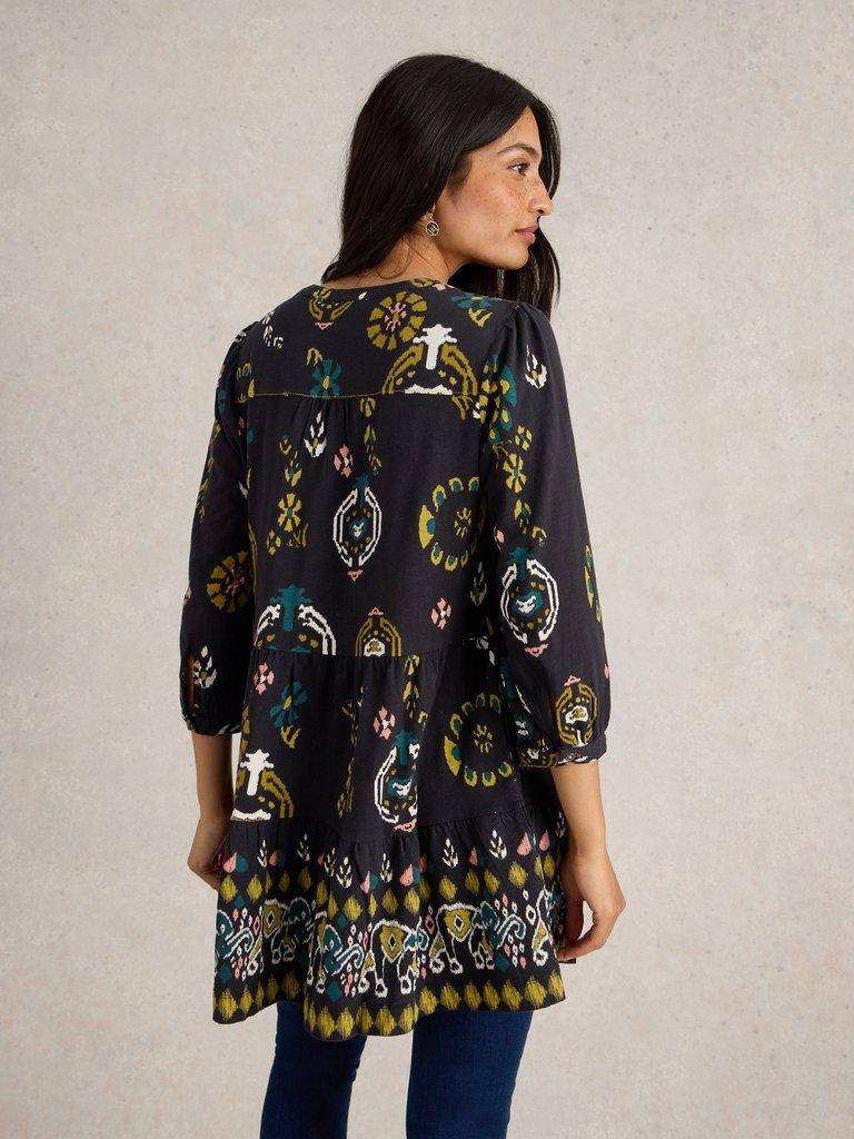 MARTA PRINTED COTTON TUNIC in BLK PR - MODEL BACK