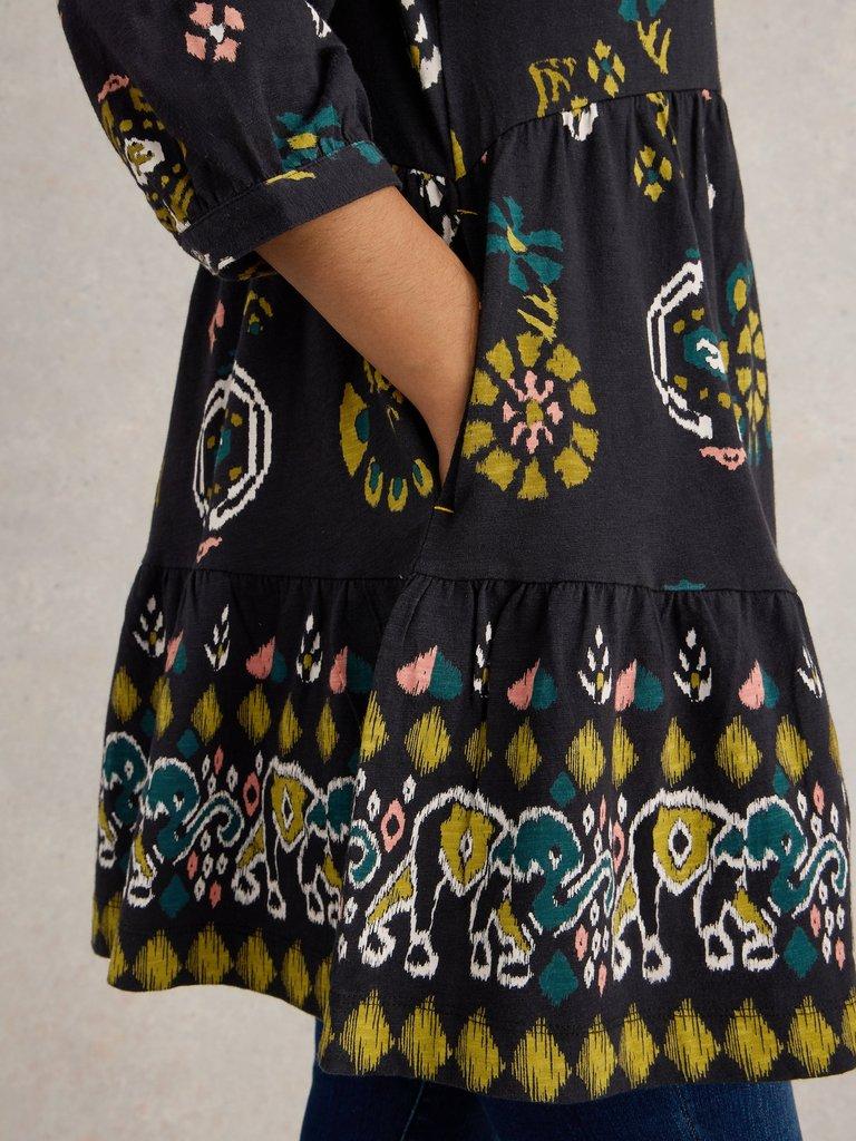 MARTA PRINTED COTTON TUNIC in BLK PR - MODEL DETAIL