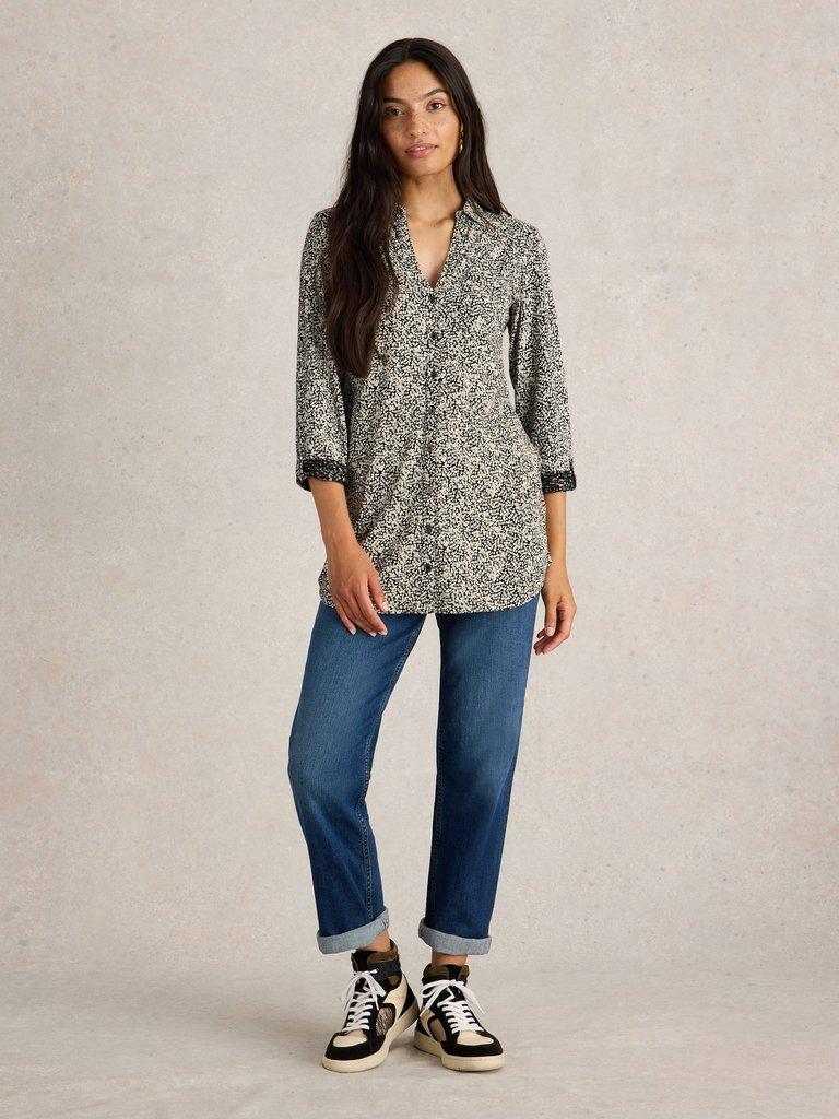 ANNIE LONGLINE SHIRT in BLK PR - MODEL FRONT