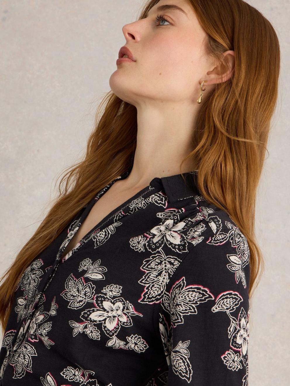 ANNIE COTTON SHIRT in BLK MLT - MODEL DETAIL