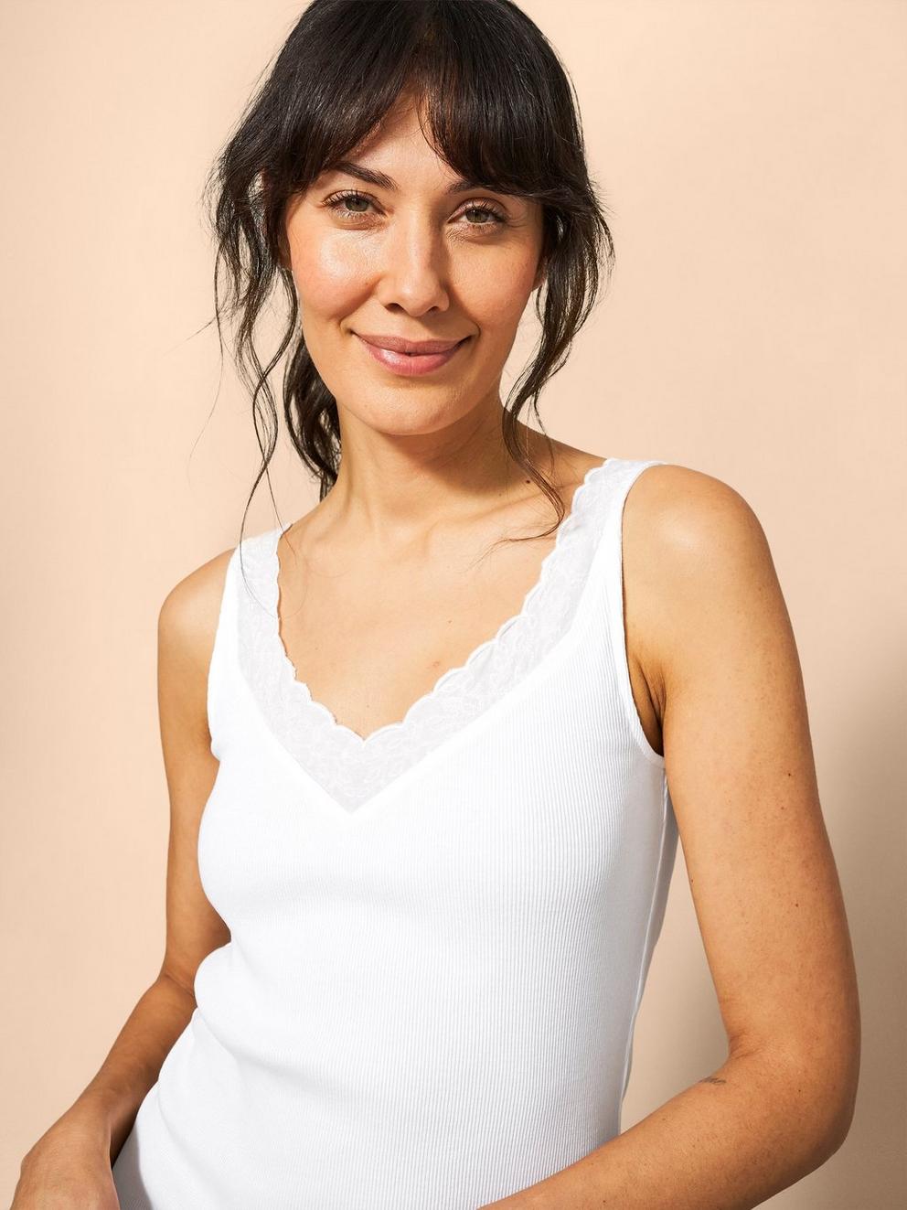 SEABREEZE V NECK VEST in BRIL WHITE - MODEL DETAIL