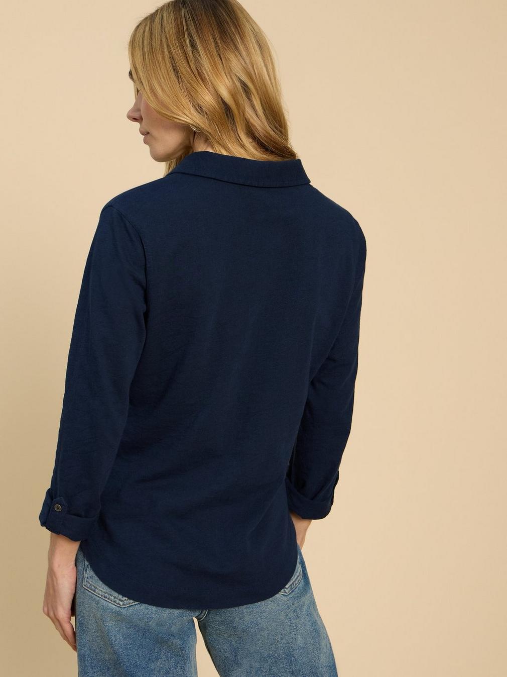 TEXTURED ANNIE in FR NAVY - MODEL BACK