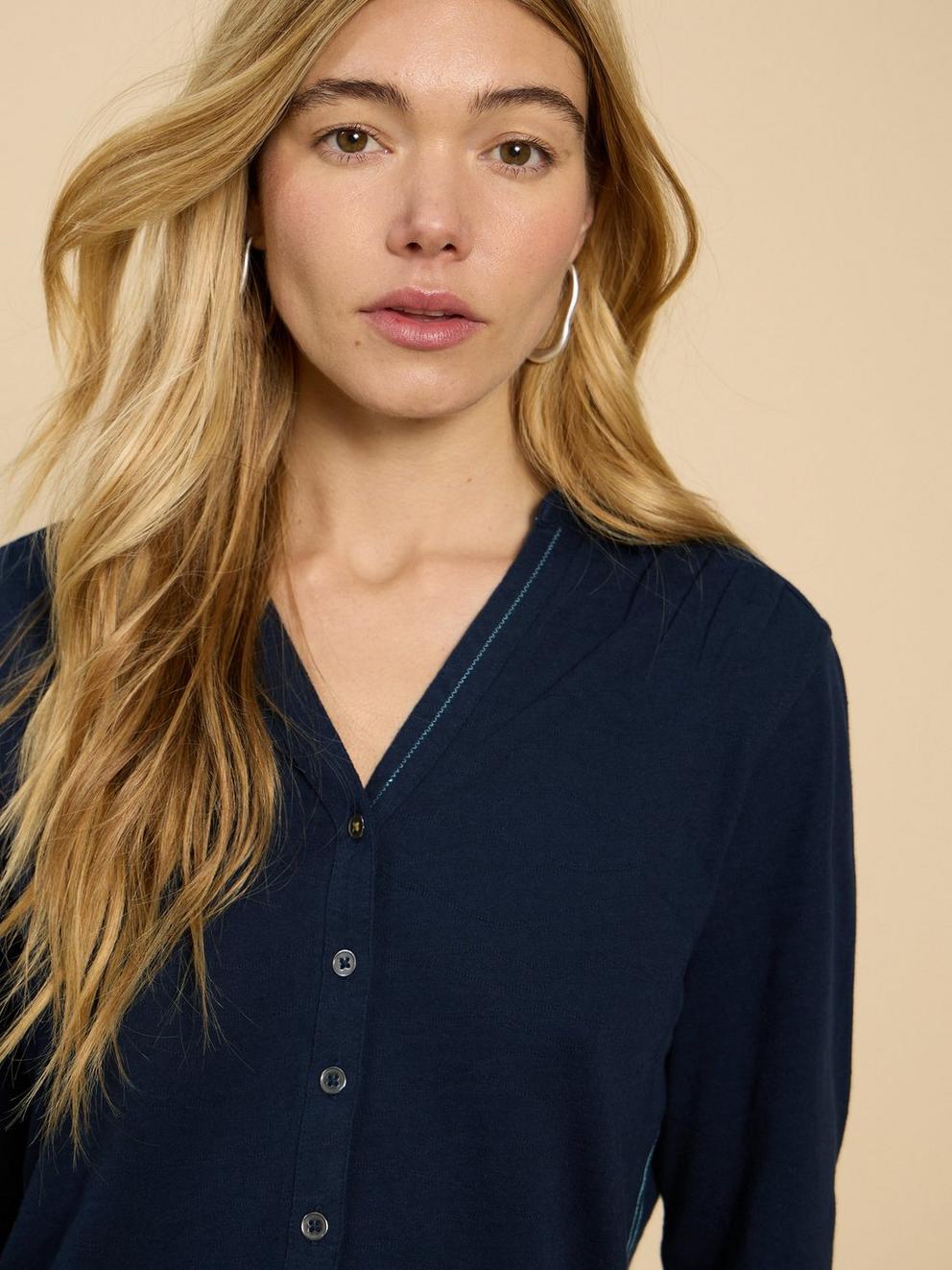 TEXTURED ANNIE in FR NAVY - MODEL FRONT