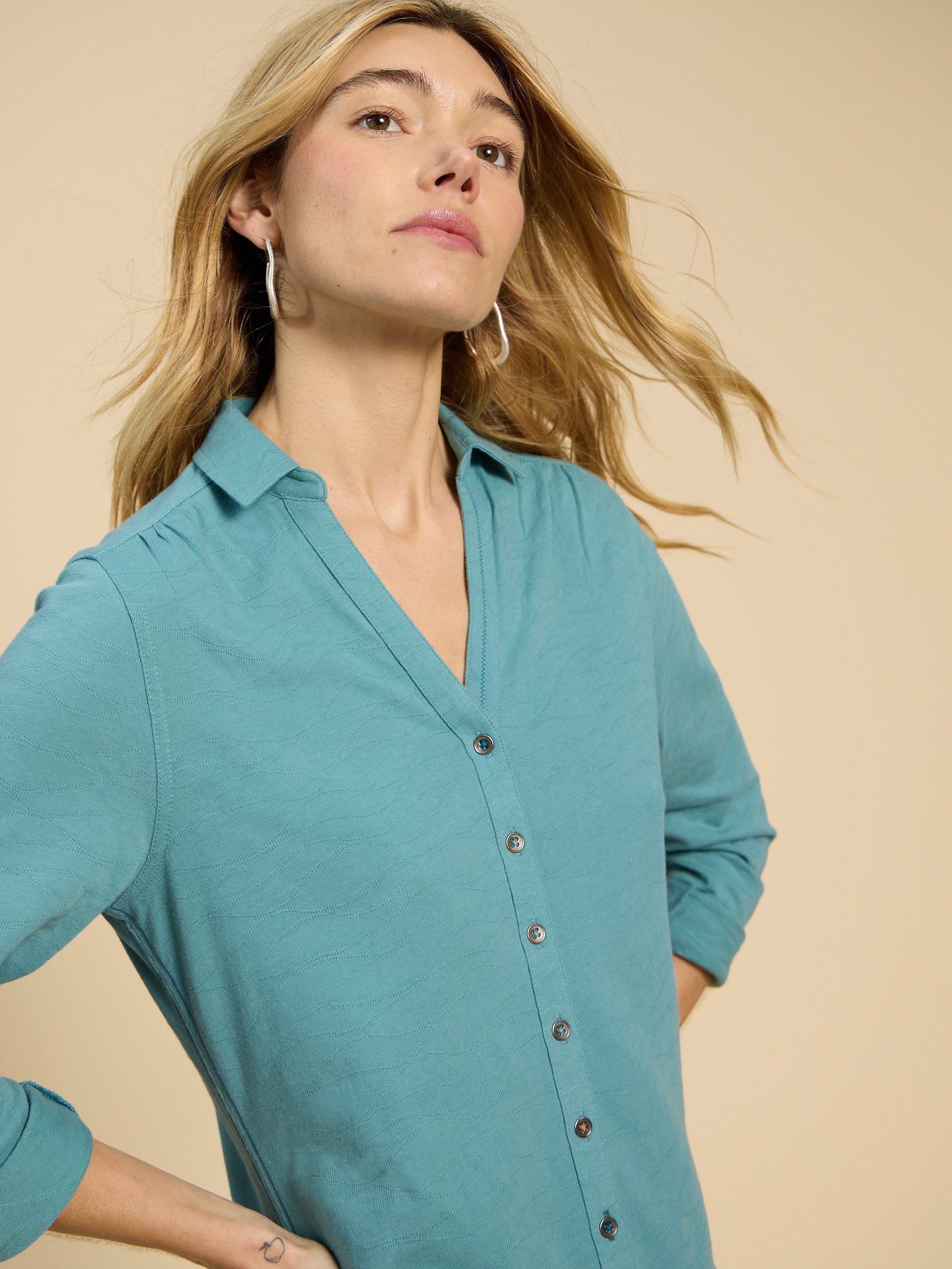 TEXTURED ANNIE in MID TEAL - MODEL DETAIL