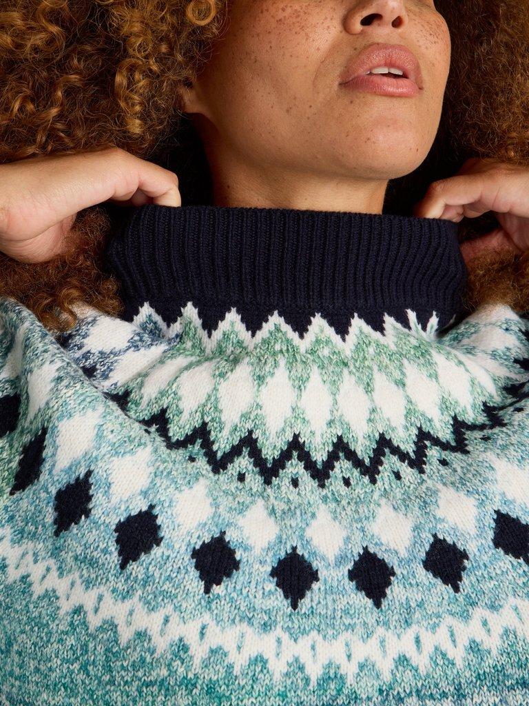 SASHA FAIRISLE JUMPER in BLUE MLT - MODEL DETAIL