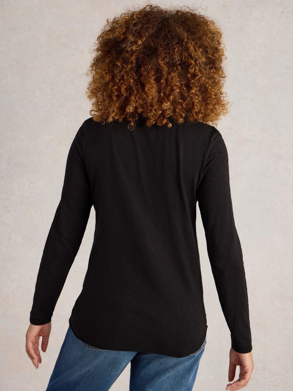 CLARA CREW NECK TEE in PURE BLK - MODEL BACK