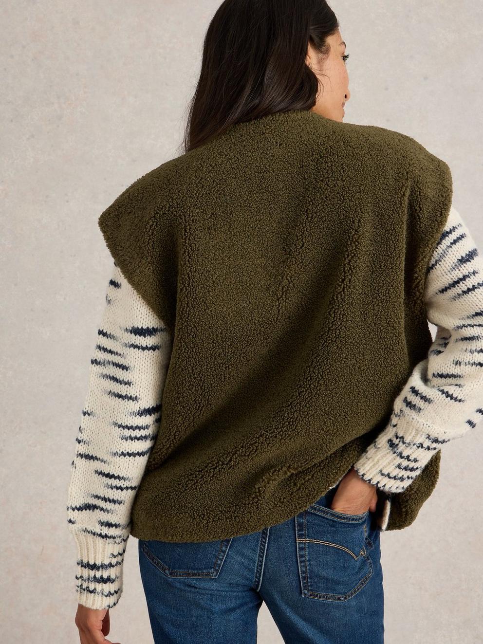 Borg Gilet in KHAKI GRN - MODEL BACK