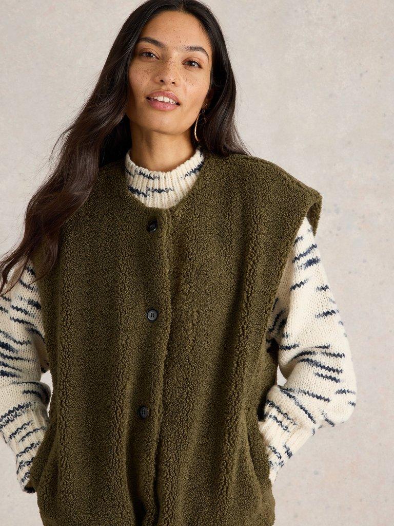 Borg Gilet in KHAKI GRN - MODEL DETAIL