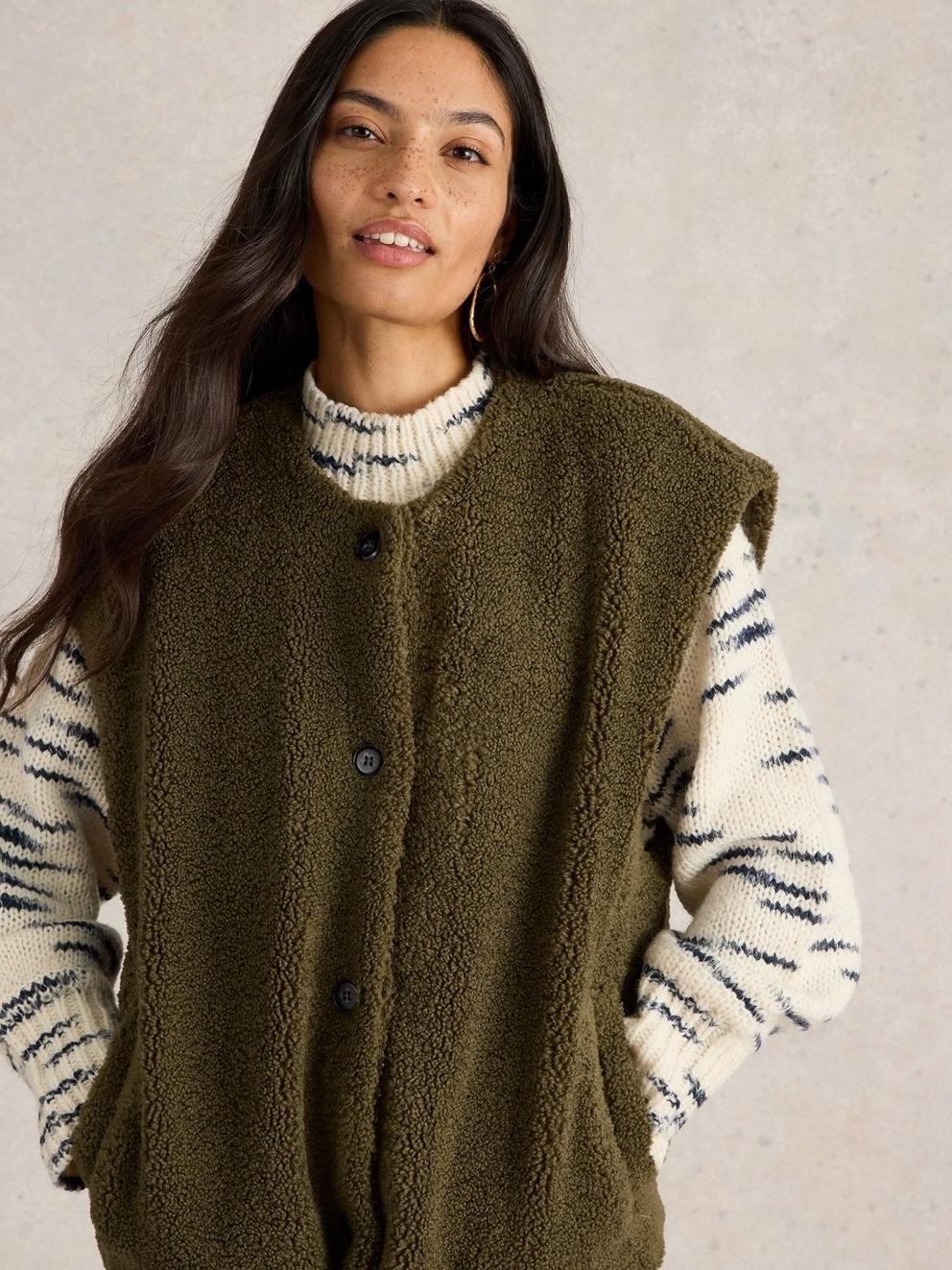 Borg Gilet in KHAKI GRN - MODEL DETAIL