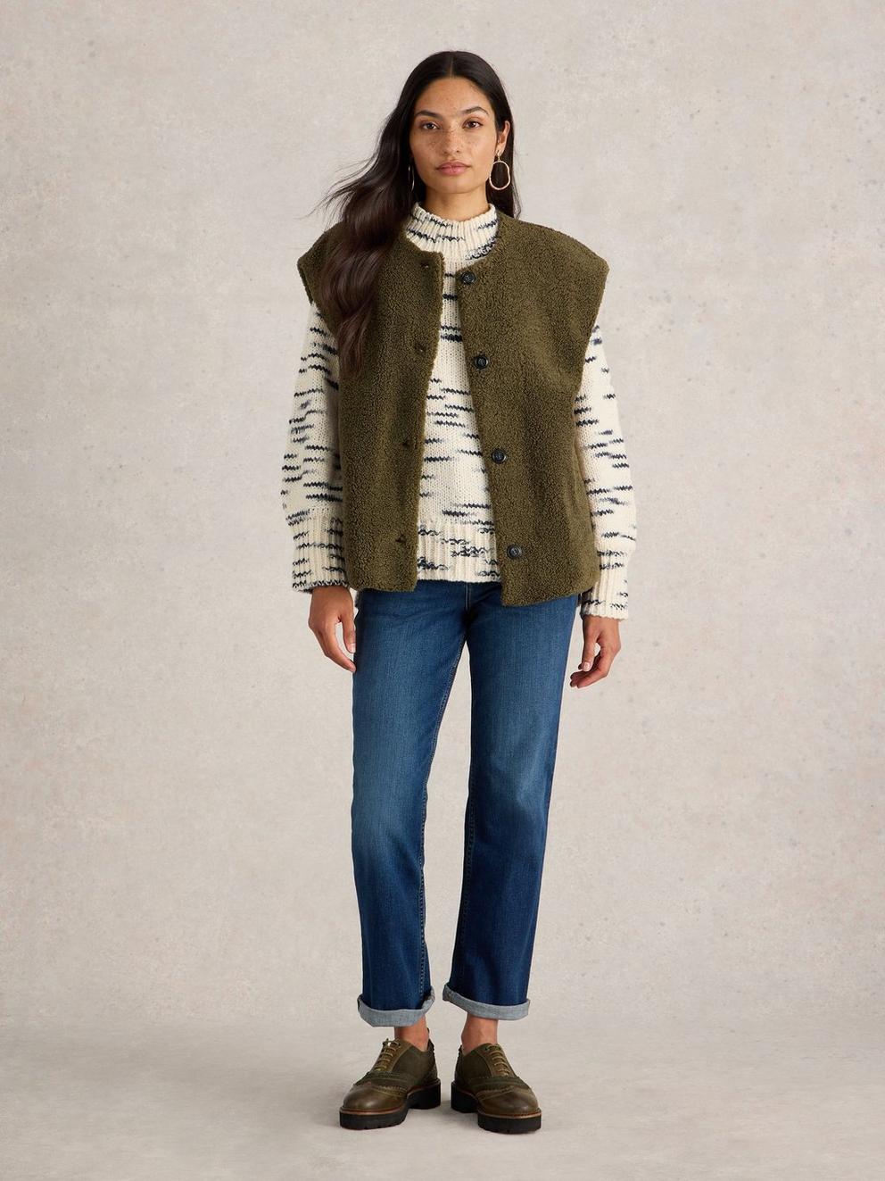 Borg Gilet in KHAKI GRN - MODEL FRONT
