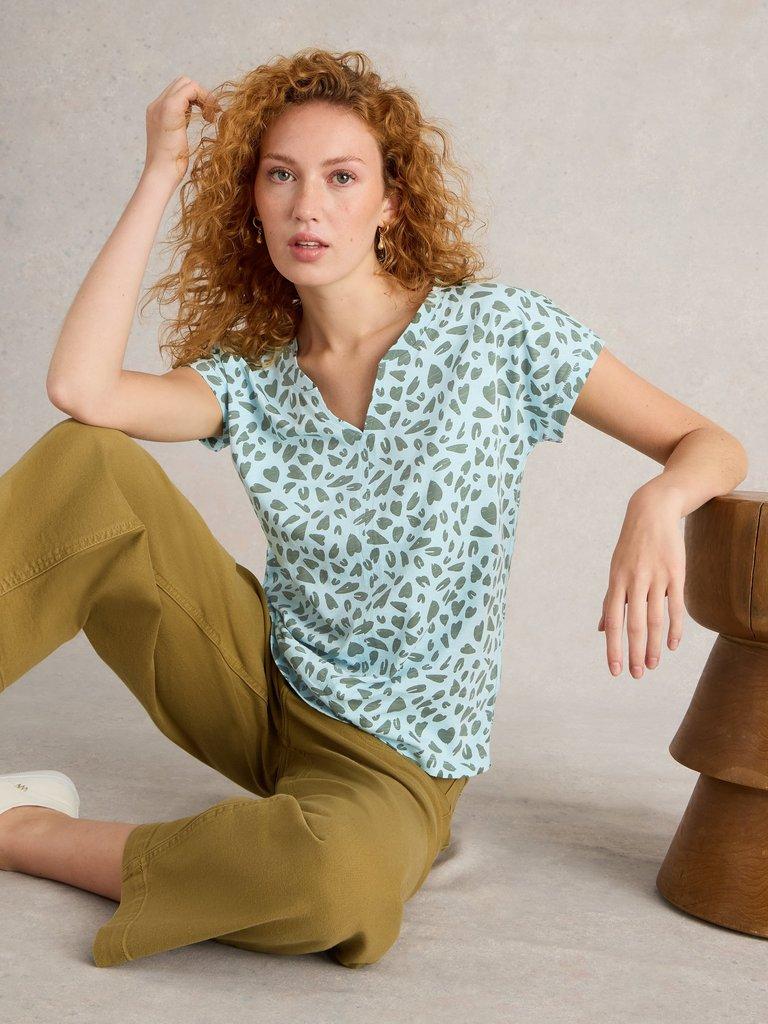 PRINTED NELLY NOTCH TEE in BLUE PR - LIFESTYLE
