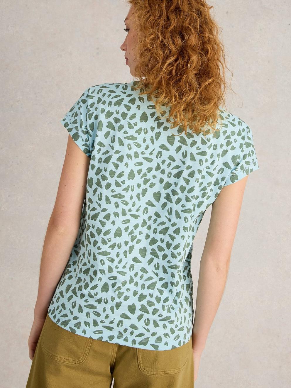 PRINTED NELLY NOTCH TEE in BLUE PR - MODEL BACK