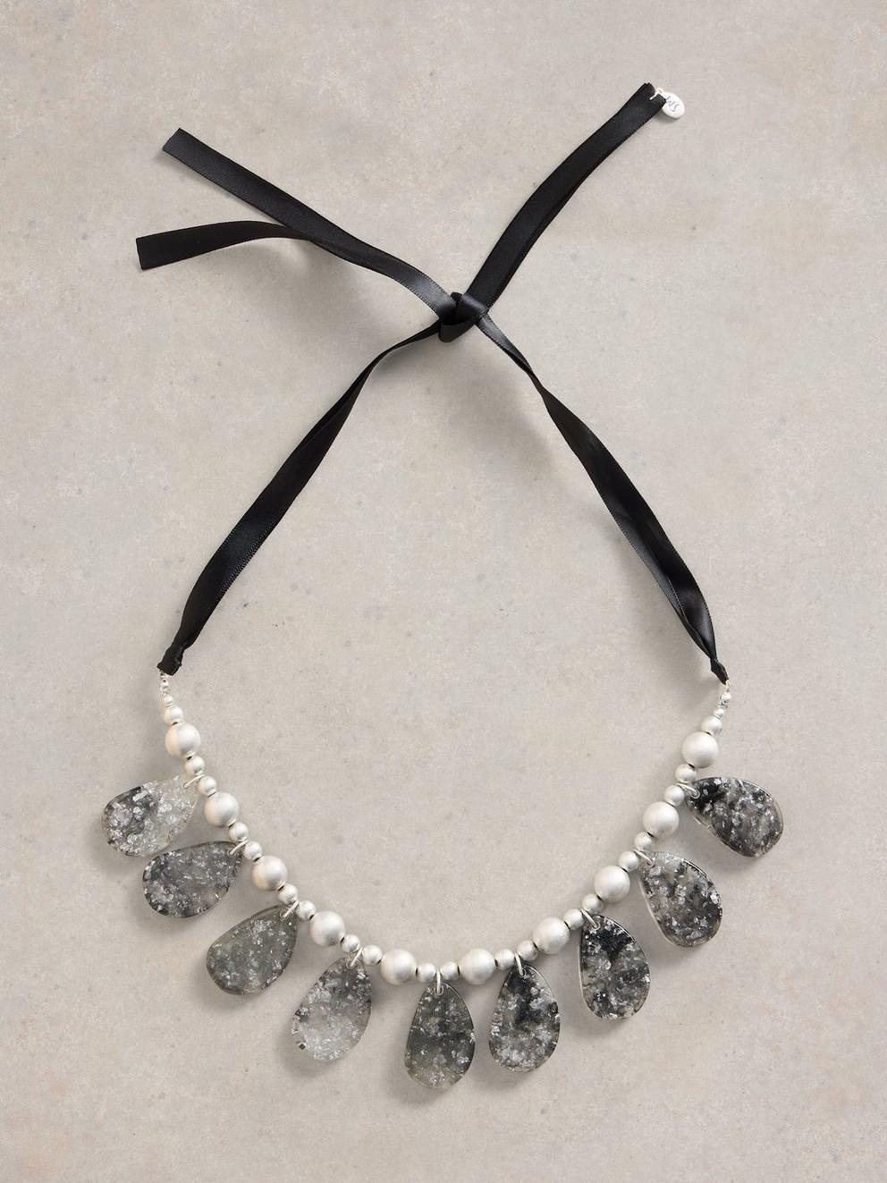 DAISY RESIN RIBBON NECKLACE in DUS GREY - FLAT FRONT