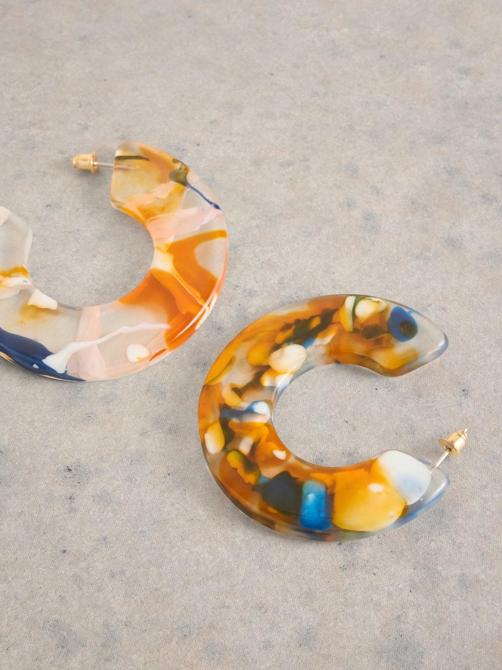 COSMO RESIN HOOP EARRING in TAN MULTI - FLAT DETAIL