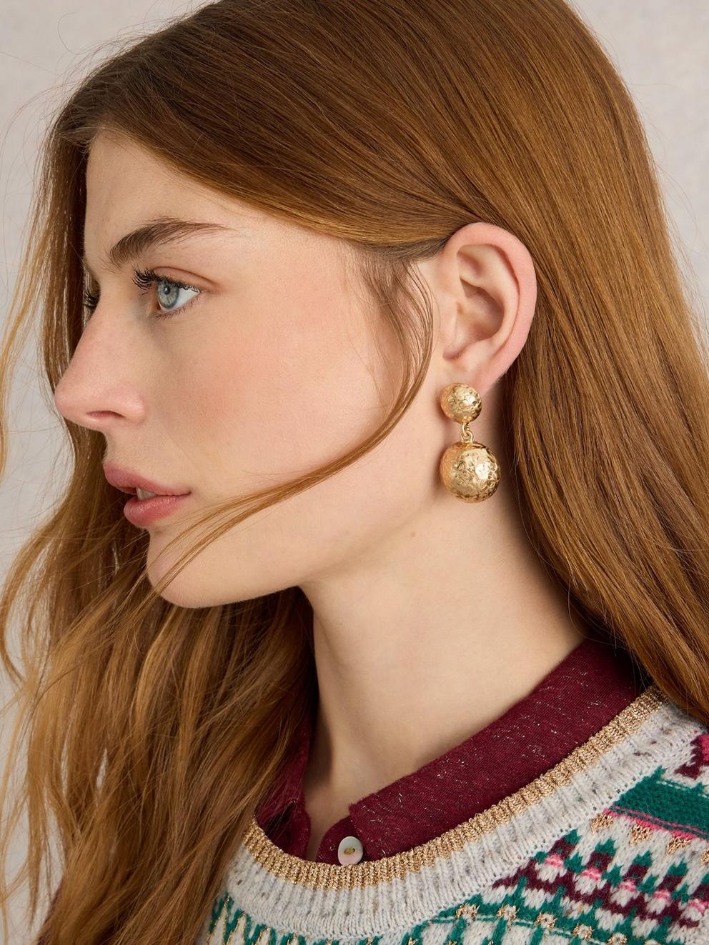 ABELIA EARRING in GLD TN MET - MODEL FRONT