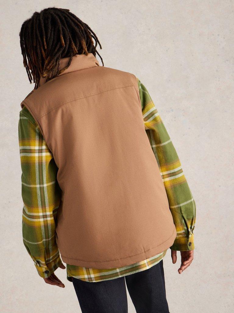 Canvas Gilet in MID TAN - MODEL BACK