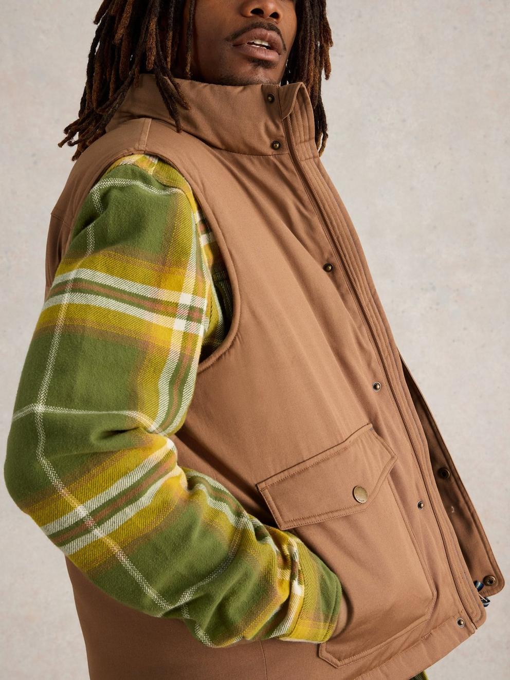 Canvas Gilet in MID TAN - MODEL DETAIL