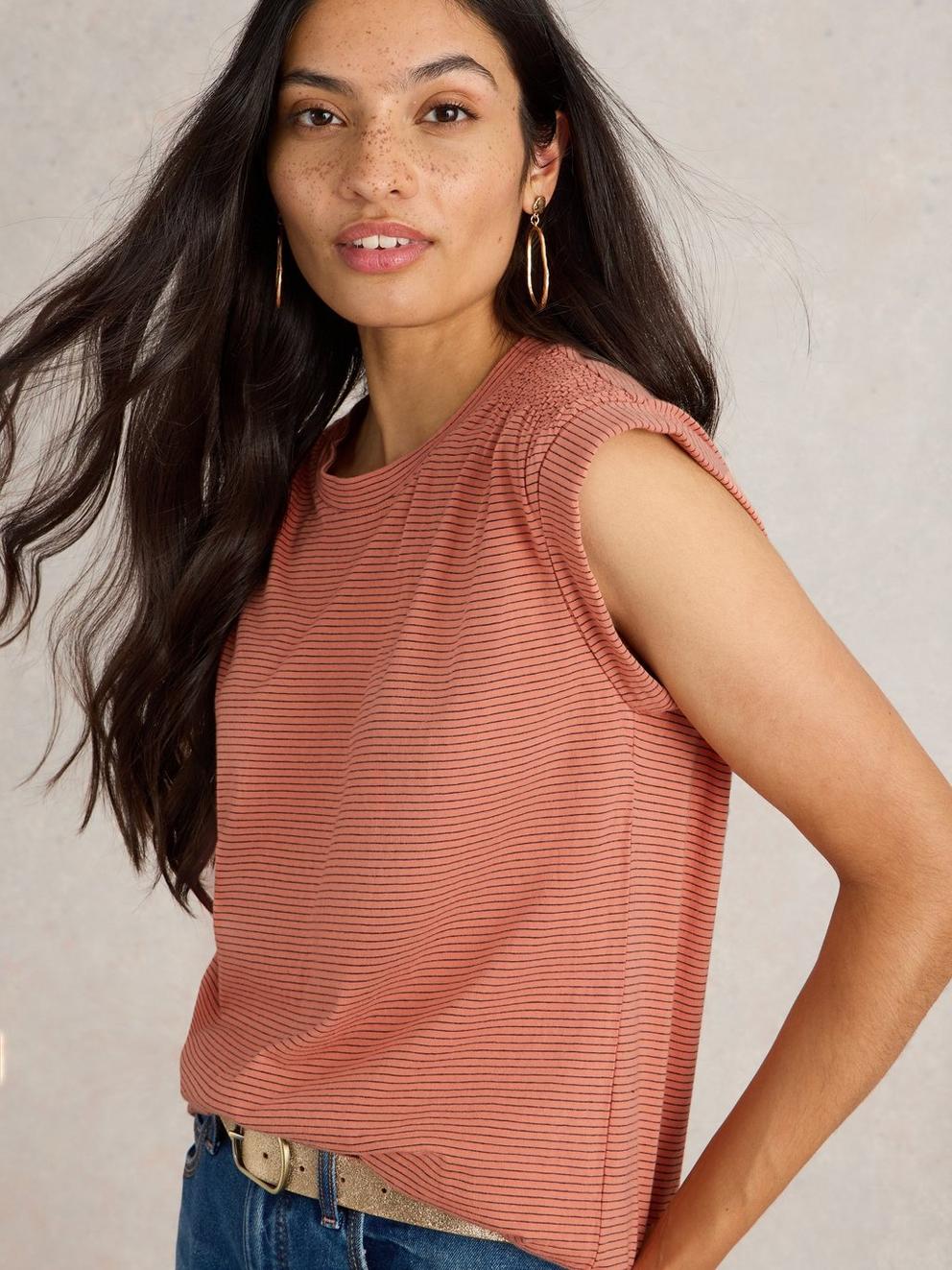 CLAUDIA TEE in CORAL MLT - MODEL DETAIL