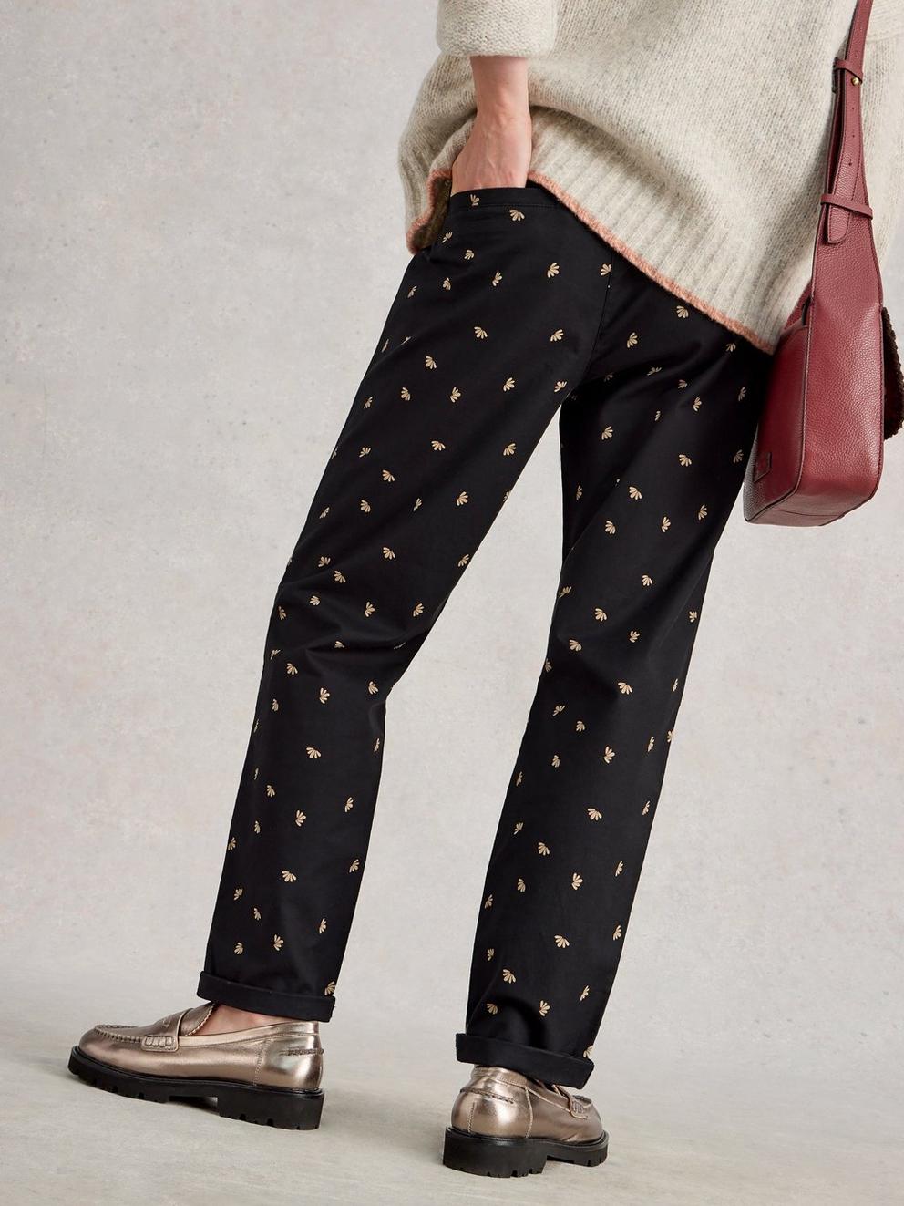 Twister Chino Trousers in BLK PR - MODEL BACK