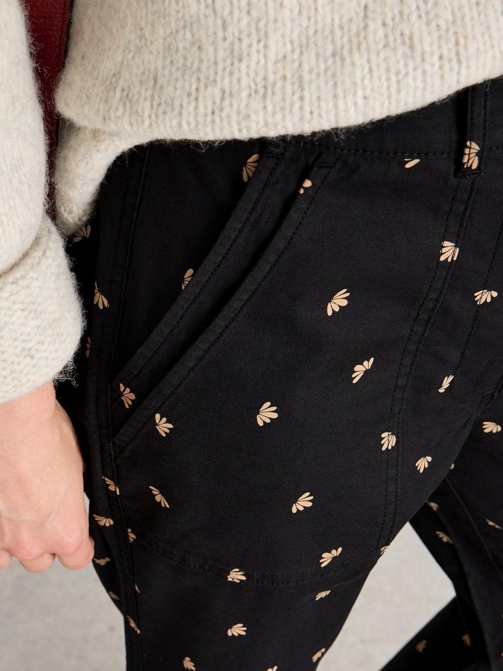 Twister Chino Trousers in BLK PR - MODEL DETAIL