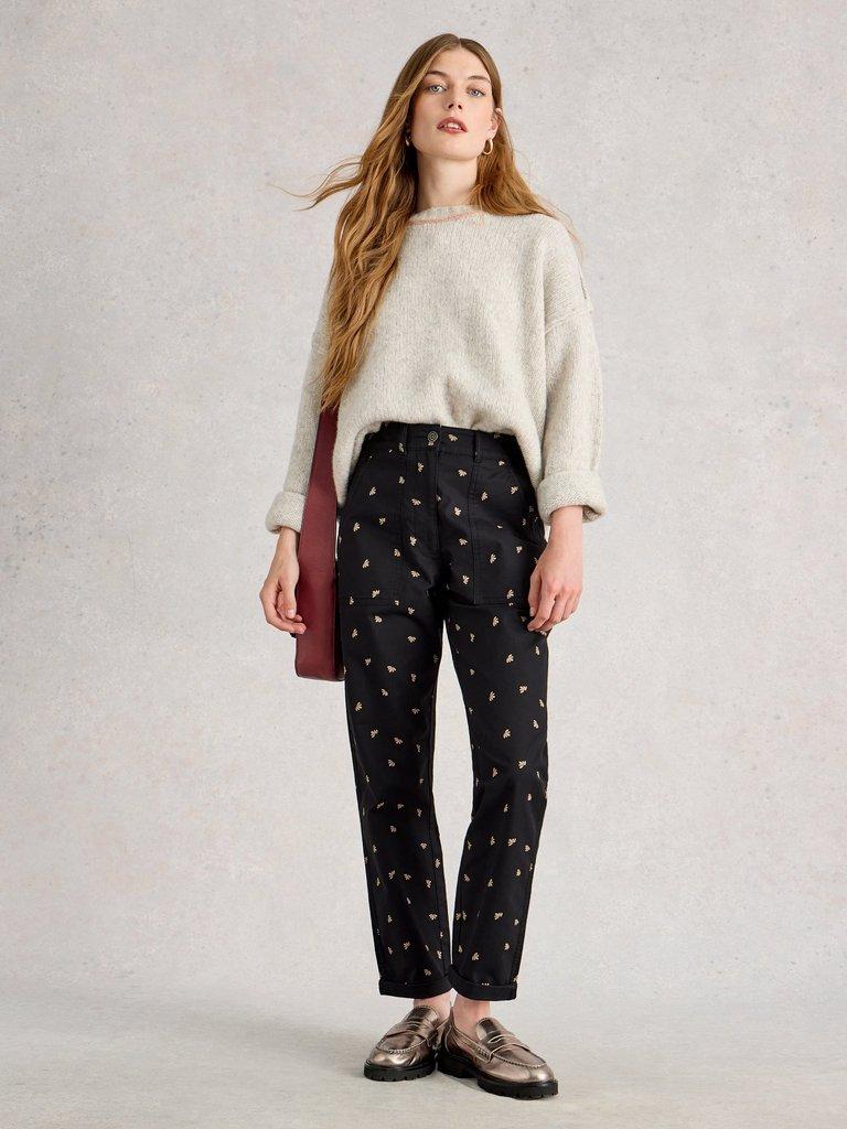 Twister Chino Trousers in BLK PR - MODEL FRONT