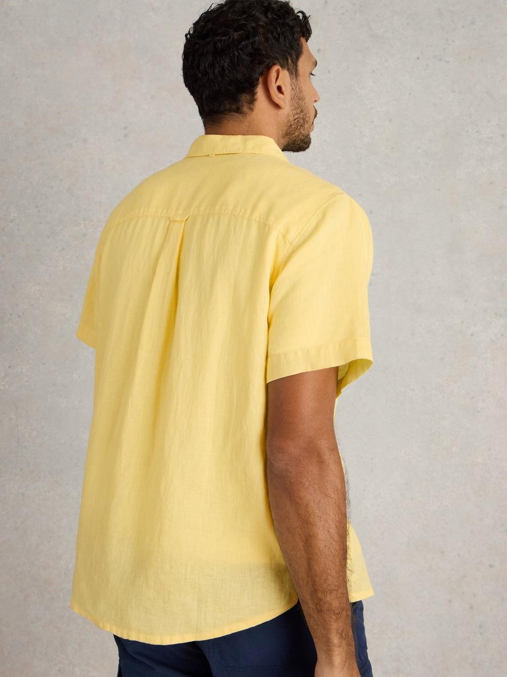 Keswick Short Sleeve Linen Shirt in LGT YELLOW - MODEL BACK