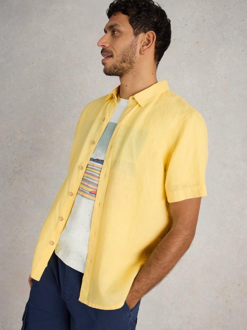 Keswick Short Sleeve Linen Shirt in LGT YELLOW - MODEL DETAIL