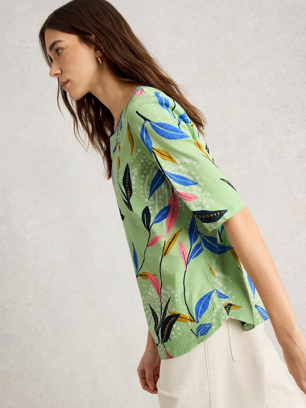 WEAVER JERSEY TEE in GREEN PR - MODEL DETAIL