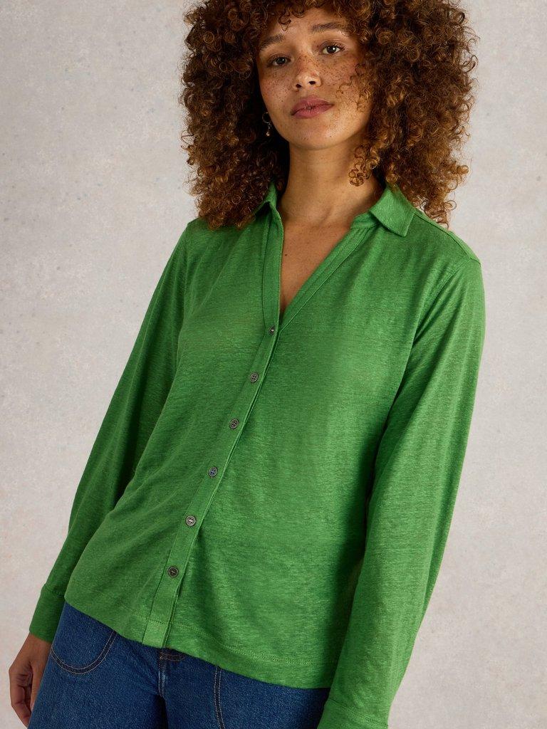 CHARLIE LINEN SHIRT in MID GREEN - MODEL DETAIL