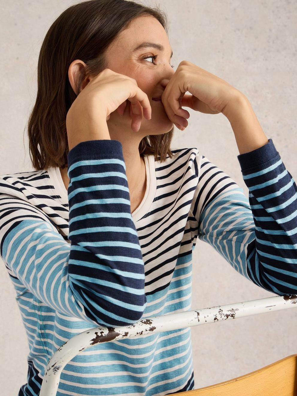 CREW NECK CLARA TEE in BLUE MLT - MODEL DETAIL
