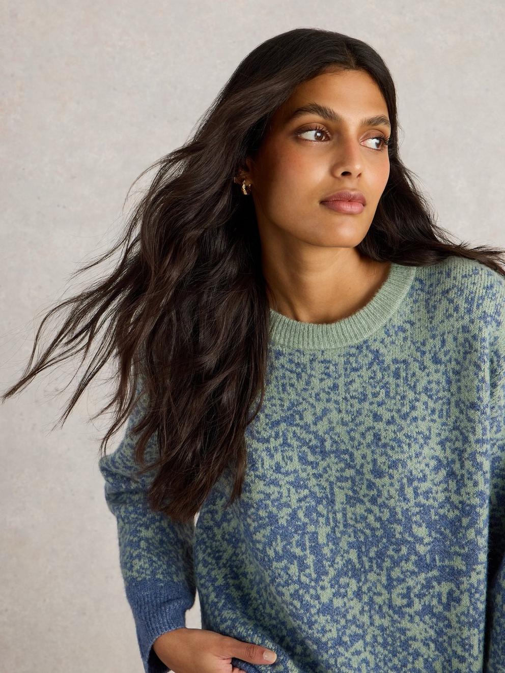 OMBRE JUMPER in BLUE MLT - MODEL DETAIL
