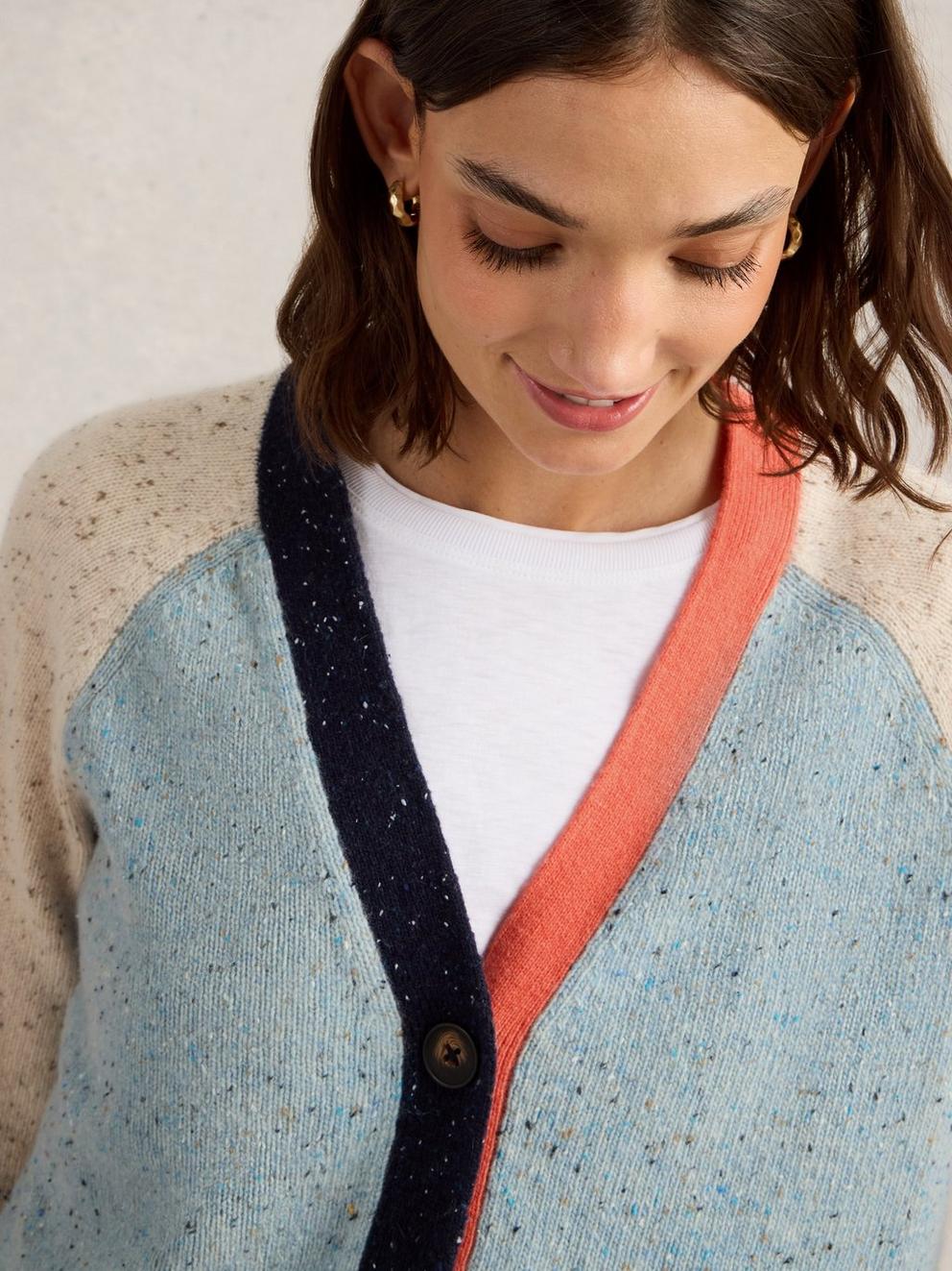 COLOURBLOCK WOOL NEP CARDI in BLUE MLT - MODEL DETAIL